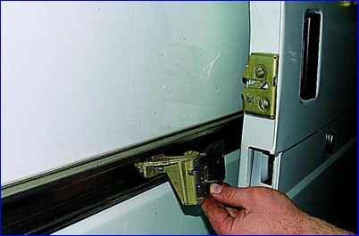 Зняття, встановлення та регулювання зсувних дверей автомобіля Газель