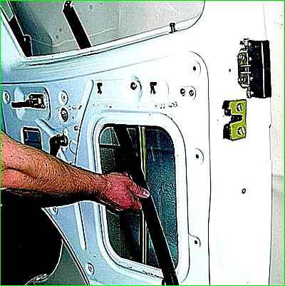 Замена стекол передней двери ГАЗ-2705