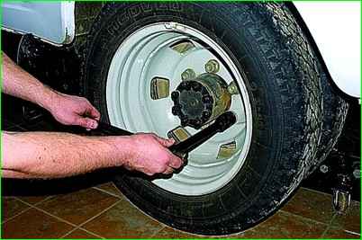 Снятие задних колес автомобиля ГАЗ-2705