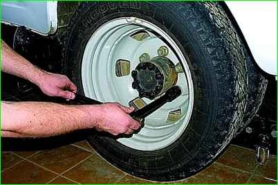 Extracción de las ruedas traseras del GAZ-2705