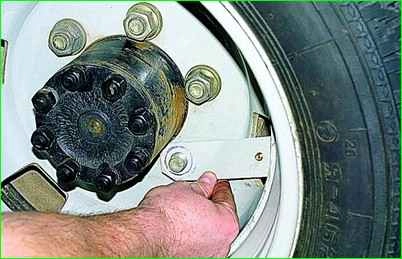 Extracción de las ruedas traseras del GAZ-2705