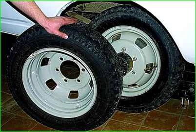 Extracción de las ruedas traseras del automóvil GAZ-2705