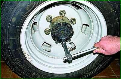 Extracción del semieje GAZ-2705