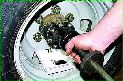 Extracción del semieje GAZ-2705