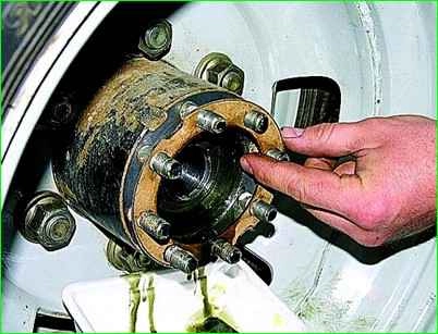 Extracción del semieje GAZ-2705