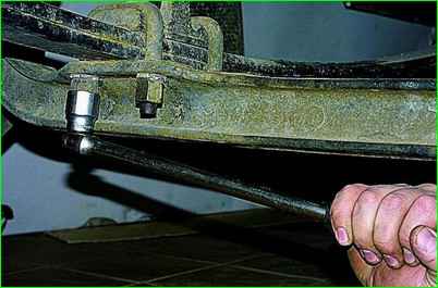 Desmontaje y reparación del resorte delantero GAZ-2705