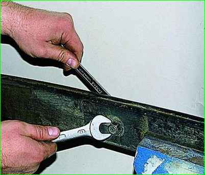 Desmontaje y reparación del resorte delantero GAZ-2705