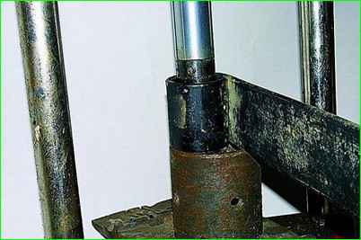 Desmontaje y reparación del resorte delantero GAZ-2705