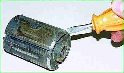 Desmontaje y reparación del resorte delantero GAZ-2705