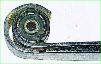 Desmontaje y reparación del resorte delantero GAZ-2705