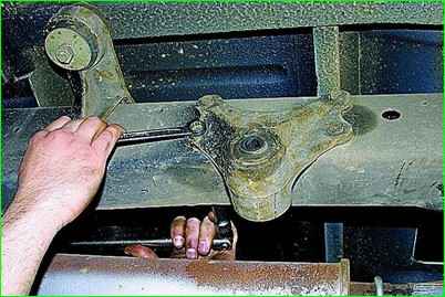 Desmontaje y reparación del resorte delantero GAZ-2705