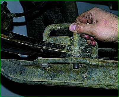 Desmontaje y reparación del resorte delantero GAZ-2705