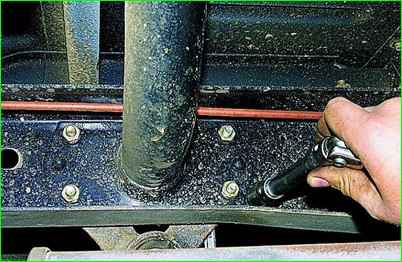 Desmontaje y reparación del resorte delantero GAZ-2705