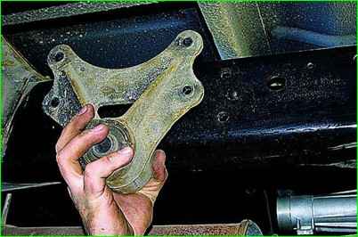 Desmontaje y reparación del resorte delantero GAZ-2705