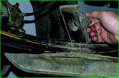 Desmontaje y reparación del resorte delantero GAZ-2705