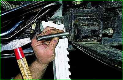 Desmontaje y reparación del resorte delantero GAZ-2705