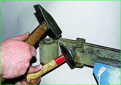 Desmontaje y reparación del resorte delantero GAZ-2705