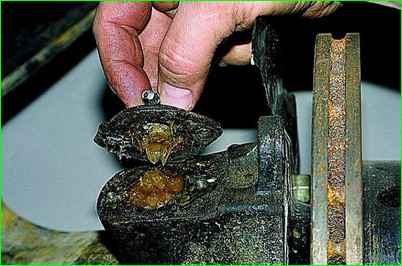 Розбирання та ремонт шкворневого з'єднання