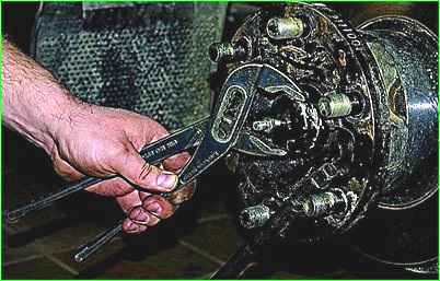 Ajuste de los cojinetes de la rueda delantera