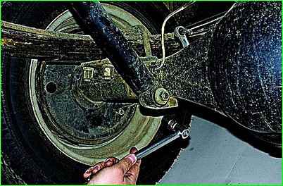 Sustitución del amortiguador de la suspensión trasera