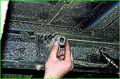 Sustitución del amortiguador de la suspensión trasera