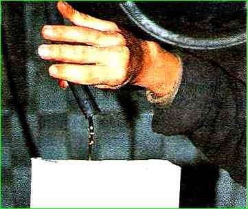 Cambio de aceite en el servomotor hidráulico GAZ-2705