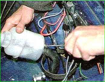 Cambio de aceite en el servomotor hidráulico GAZ-2705