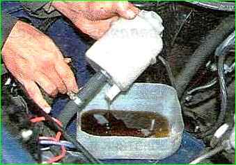 Cambio de aceite en el servomotor hidráulico GAZ-2705