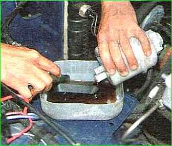 Cambio de aceite en el servomotor hidráulico GAZ-2705