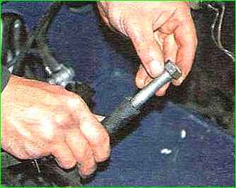 Cambio de aceite en el servomotor hidráulico GAZ-2705