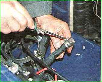 Cambio de aceite en el servomotor hidráulico GAZ-2705