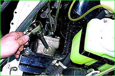 Доливка масла в картер рулевого механизма