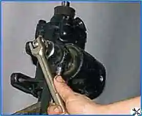 So stellen Sie den Lenkmechanismus mit hydraulischem Verstärker eines Gazelle-Autos ein