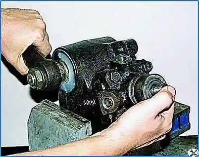 So stellen Sie den Lenkmechanismus mit hydraulischem Verstärker eines Gazelle-Autos ein