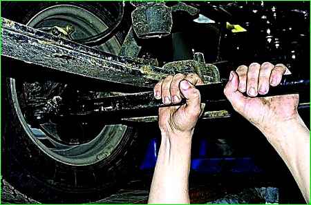 Checking and adjusting the alignment angles of the front wheels of the GAZ-2705