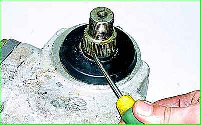 Зняття кермового механізму автомобіля ГАЗ-2705