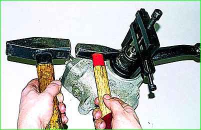 Зняття кермового механізму автомобіля ГАЗ-2705