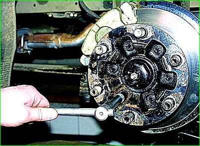 Як замінити гальмівний диск переднього колеса автомобіля ГАЗ-2705