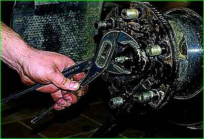 Як замінити гальмівний диск переднього колеса автомобіля ГАЗ-2705