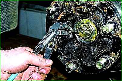 Як замінити гальмівний диск переднього колеса автомобіля ГАЗ-2705