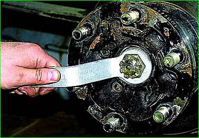 Як замінити гальмівний диск переднього колеса автомобіля ГАЗ-2705