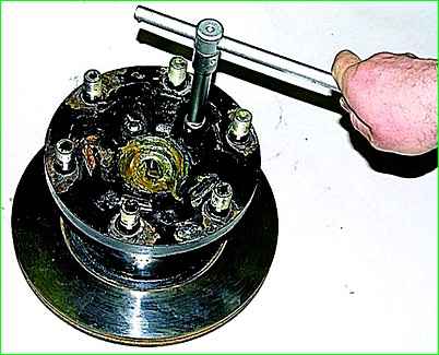 Як замінити гальмівний диск переднього колеса автомобіля ГАЗ-2705