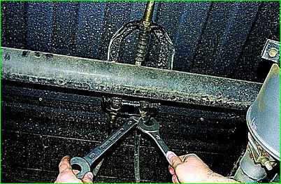 Ajuste del accionamiento del freno de mano