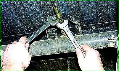 Ajuste del accionamiento del freno de mano