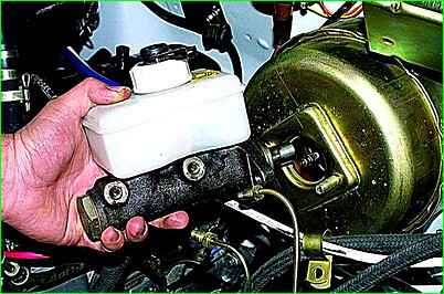 Как снять и поставить главный тормозной цилиндр автомобиля ГАЗ-2705