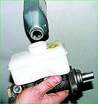 Как снять и поставить главный тормозной цилиндр автомобиля ГАЗ-2705