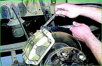 Cómo reemplazar las almohadillas delanteras GAZ-2705
