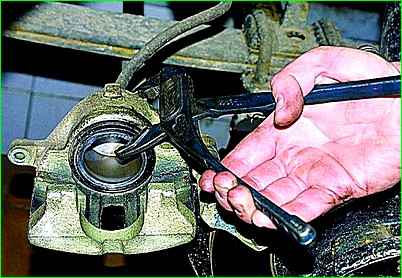 Cómo reemplazar las almohadillas delanteras GAZ-2705