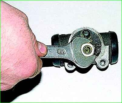 Как заменить тормозной цилиндр задних колес автомобиля ГАЗ-2705