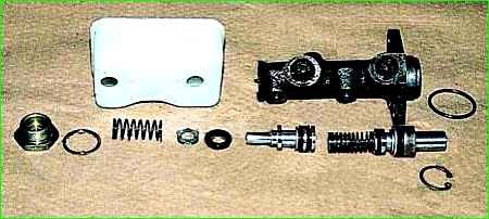 Разборка и сборка главного цилиндра тормозов Разборка и сборка главного цилиндра тормозов